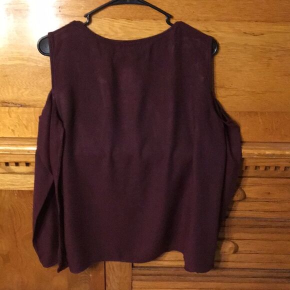 Cloth & Stone Cold Shoulder Top - Picture 2 of 6